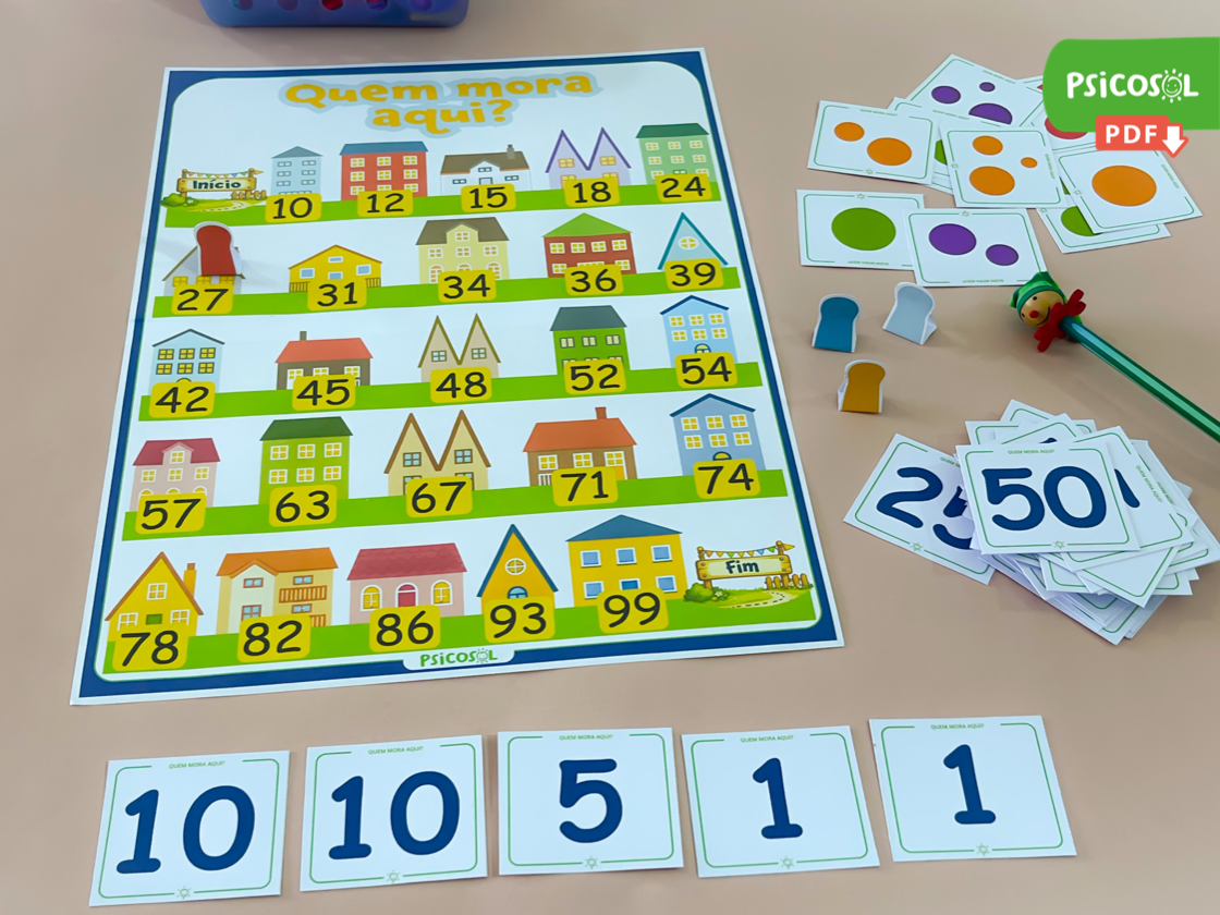 Tabuleiro do jogo pedagógico de matemática Quem Mora Aqui, com uma trilha colorida com números até 99 para trabalhar composição e decomposição numérica.