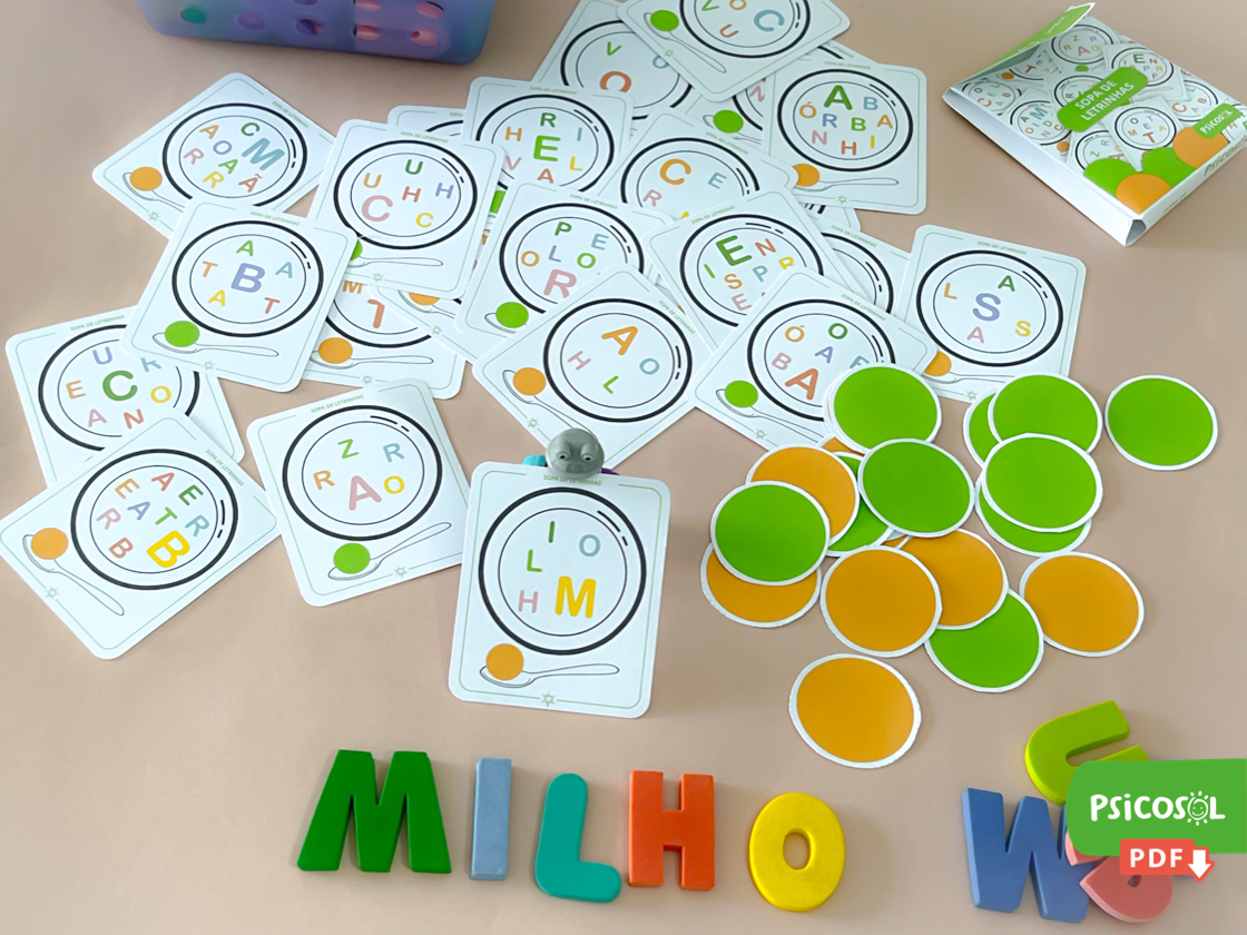 Jogo Sopa de Letrinhas com cartas de letras embaralhadas para formar nomes de alimentos e estimular a alfabetização.